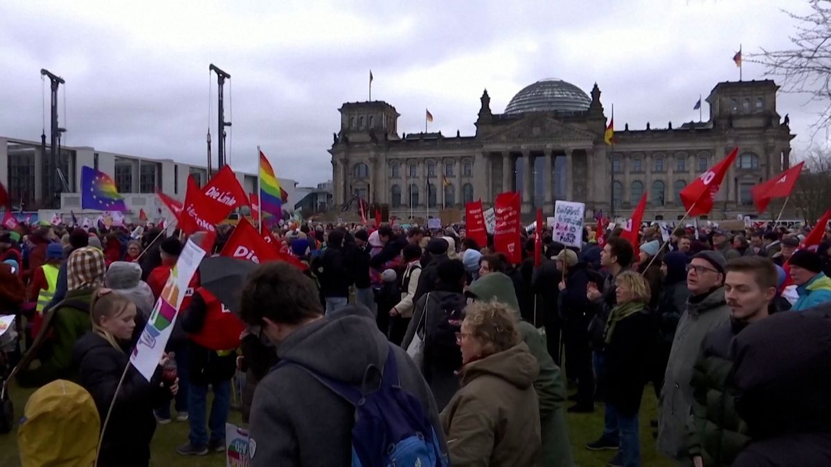 Obrovská demonstrace v Berlíně. Lidé protestují proti pravicovému extremismu